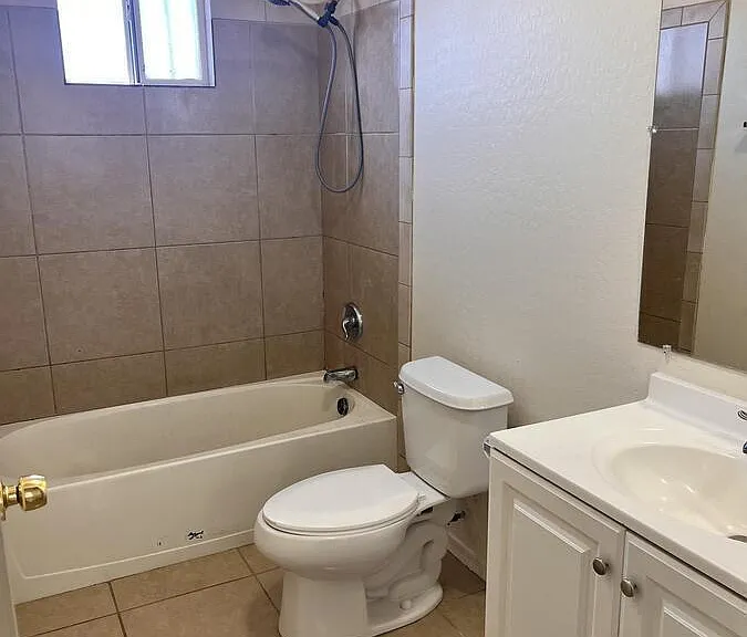 1597 W Mountain View Rd #5 — Photo 5