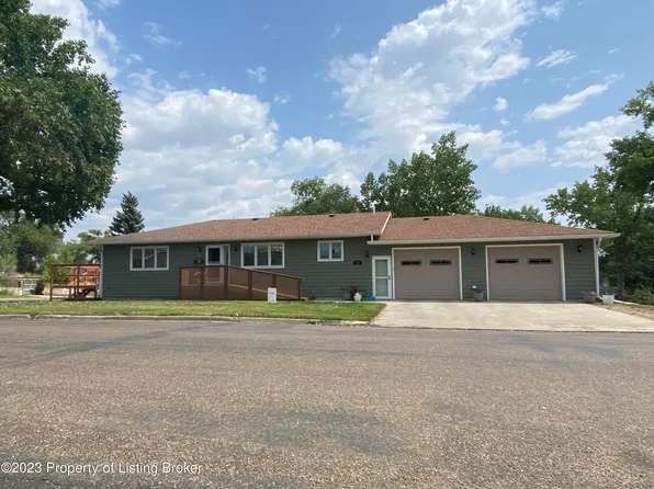 208 5th St NE, Watford City, ND 58854