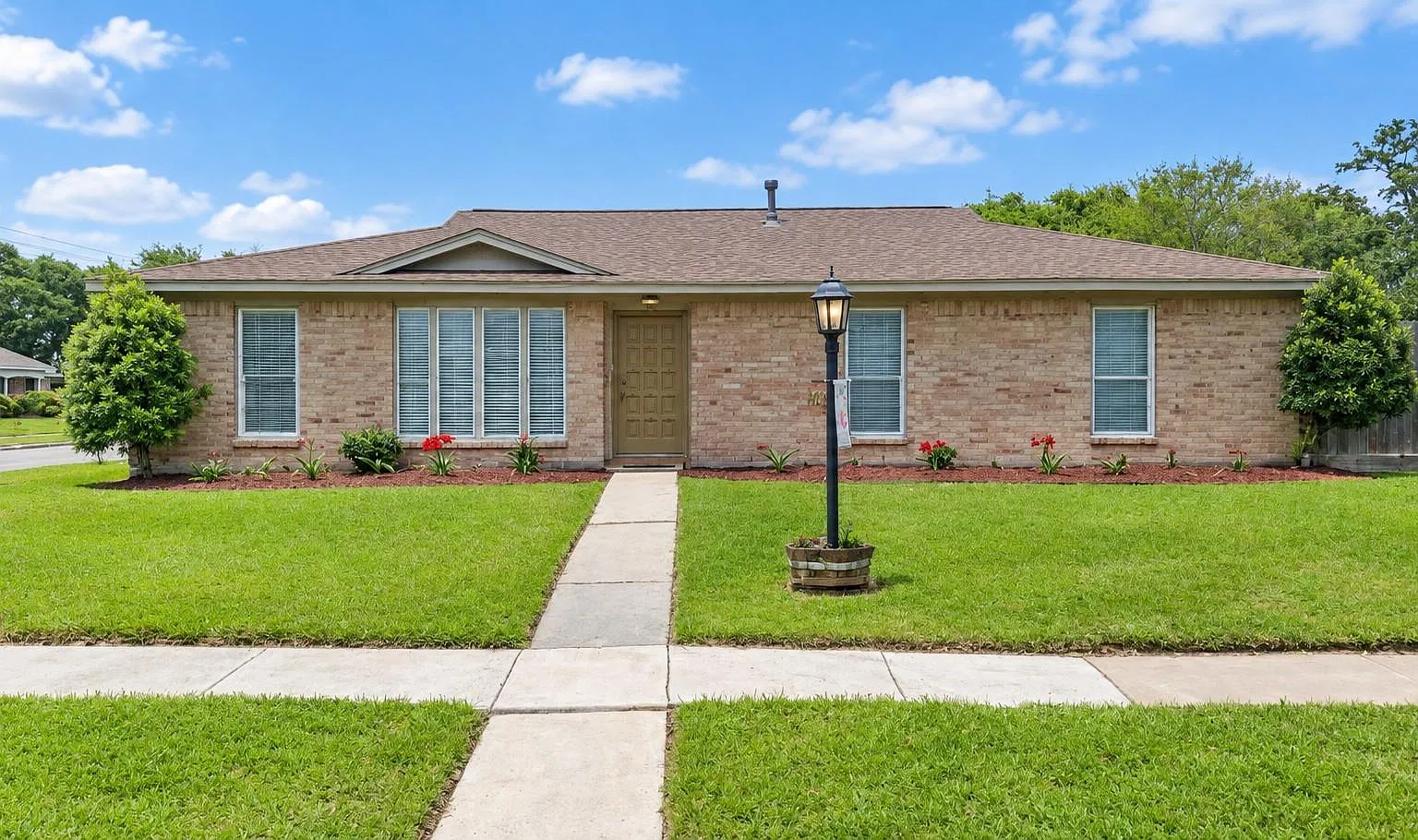 3 bed, 2.0 bath, 1756 sqft, $1,900 — Photo 1