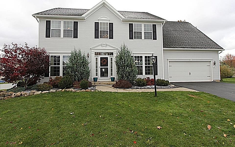 1st image of 15 Stone Hollow Dr