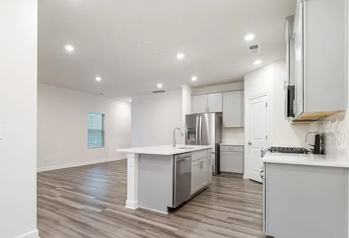 3 bed, 2.5 bath, 1900 sqft, $2,450 — Photo 4