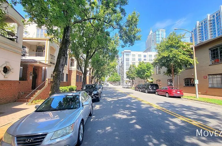 208 E Davie St — Photo 23