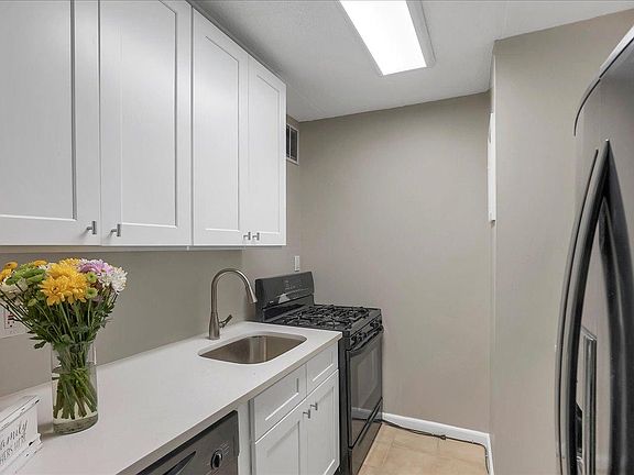 3rd image of 1085 Warburton Ave APT 418