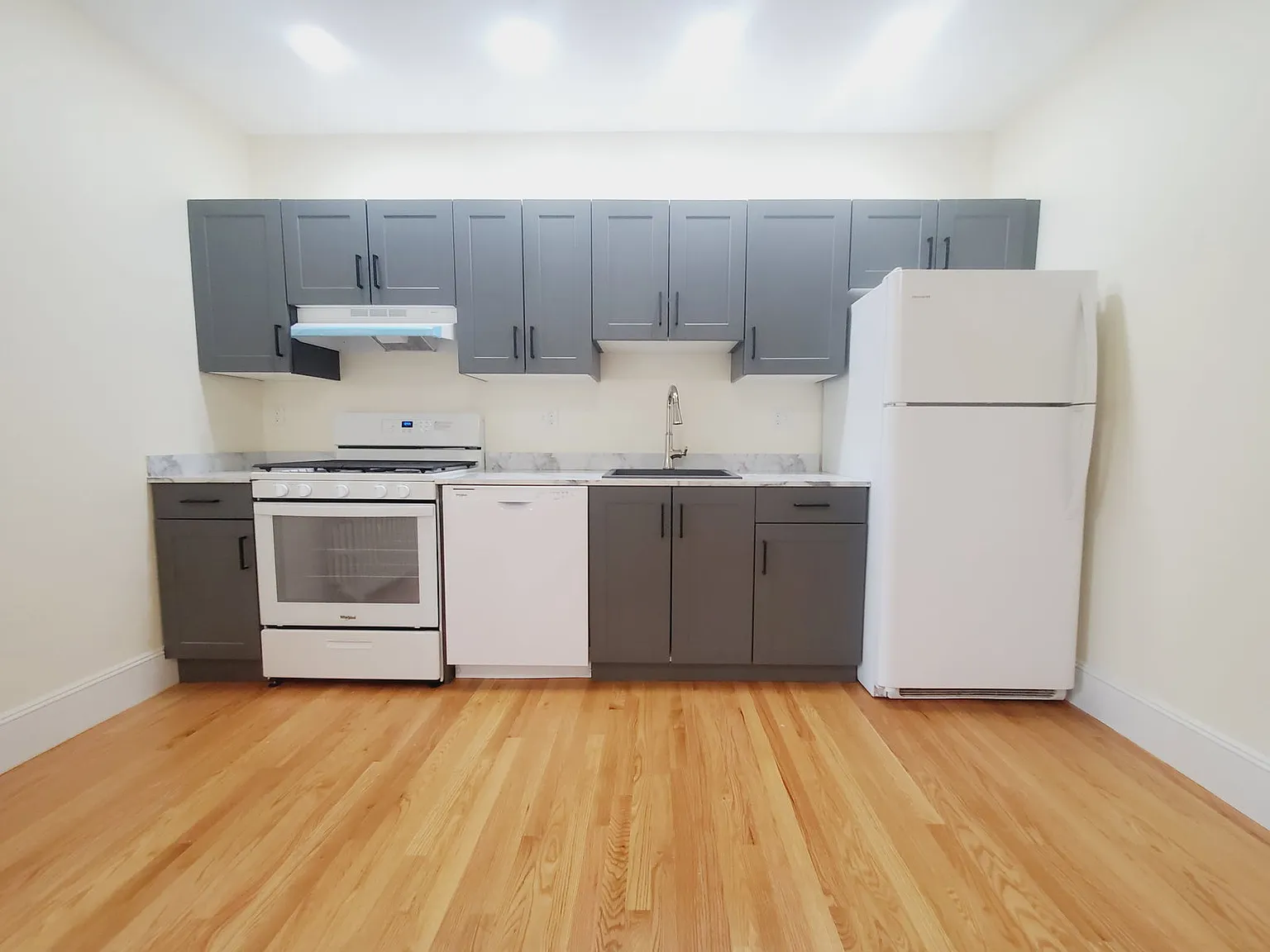 2 bed, 1.0 bath, 800 sqft, $2,600 — Photo 2