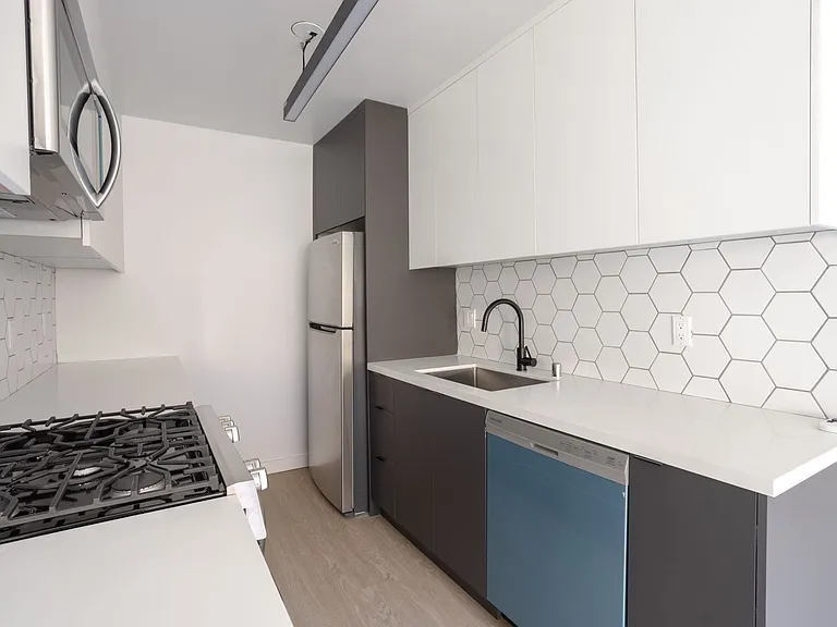 725 Hayworth Apartments — Photo 16