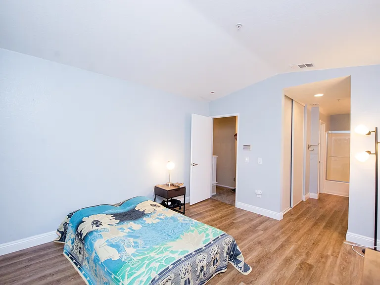865 E Broadway — Photo 28