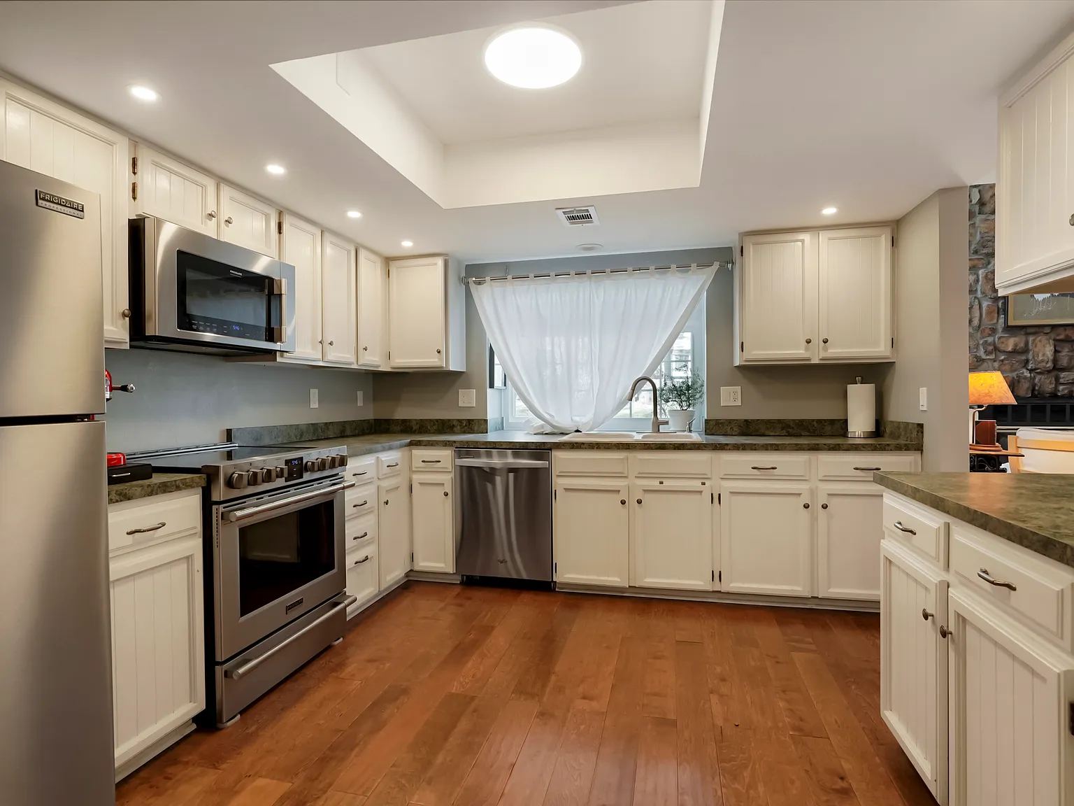 2 bed, 1592 sqft, $2,495 — Photo 3