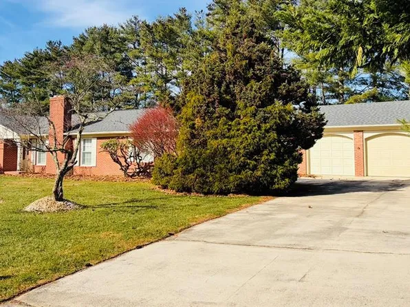 258 Edgewood Dr, Hillsville, VA 24343