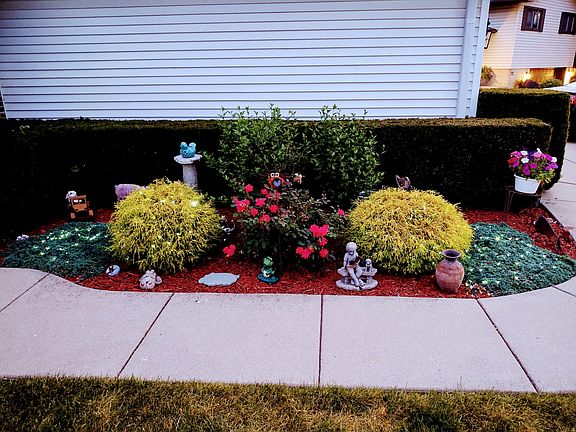 2nd image of 210 E Knob Hill Dr
