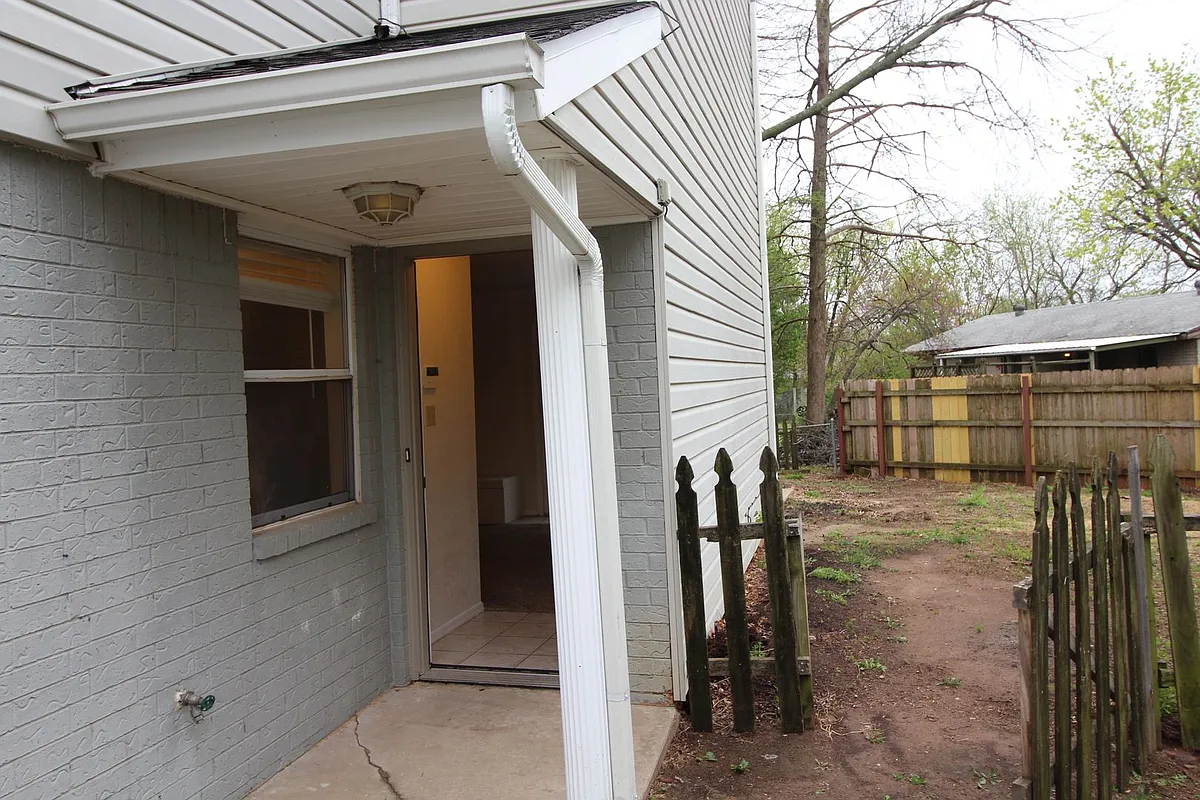 Building Photo - 1712-14 Jennifer Cir