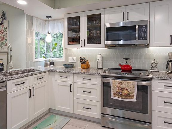 5th image of 20 Broadmore Cir
