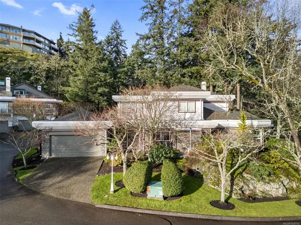 1063 Valewood Trl #12, Saanich, BC V8X 5G5