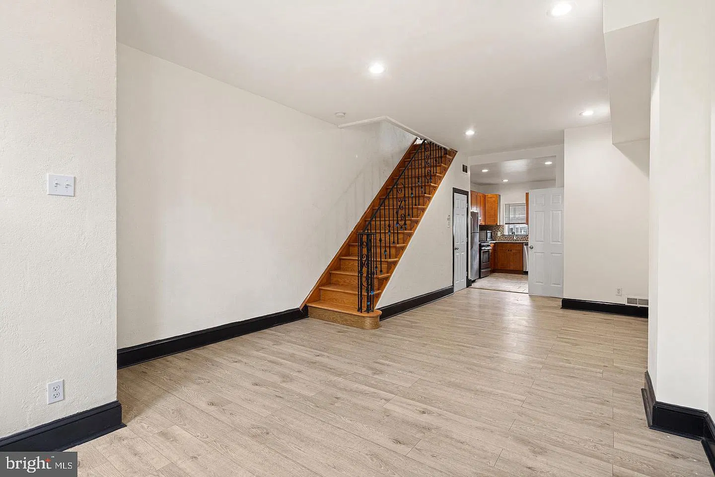3 bed, 1.5 bath, 1040 sqft, $1,700 — Photo 2
