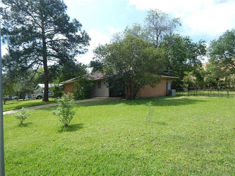 1900 Wayside Dr — Photo 3