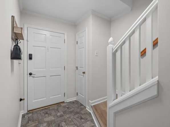 105 Greenmont Ln, Cary, NC 27511