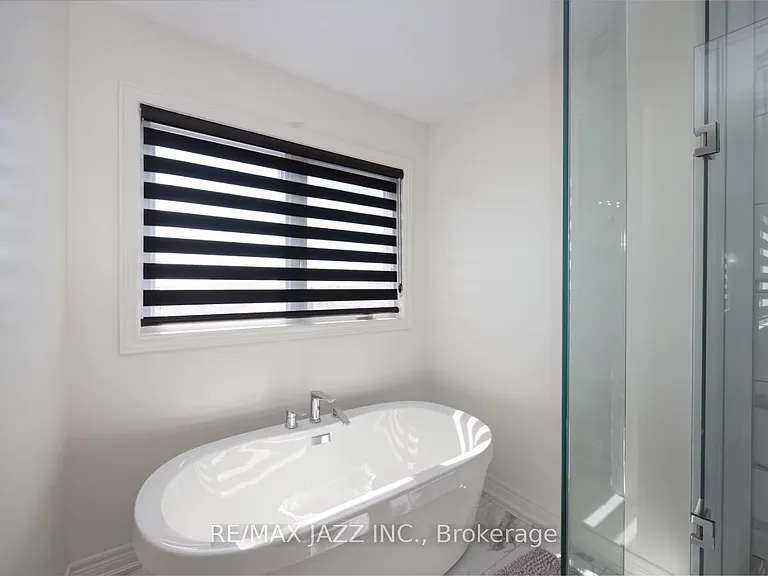 131 Courtney St — Photo 24