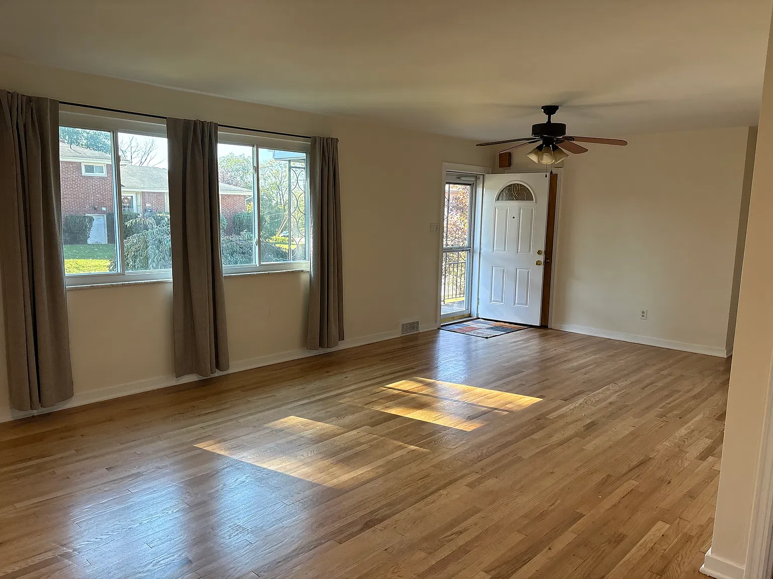 3 bed, 1218 sqft, $2,400 — Photo 3