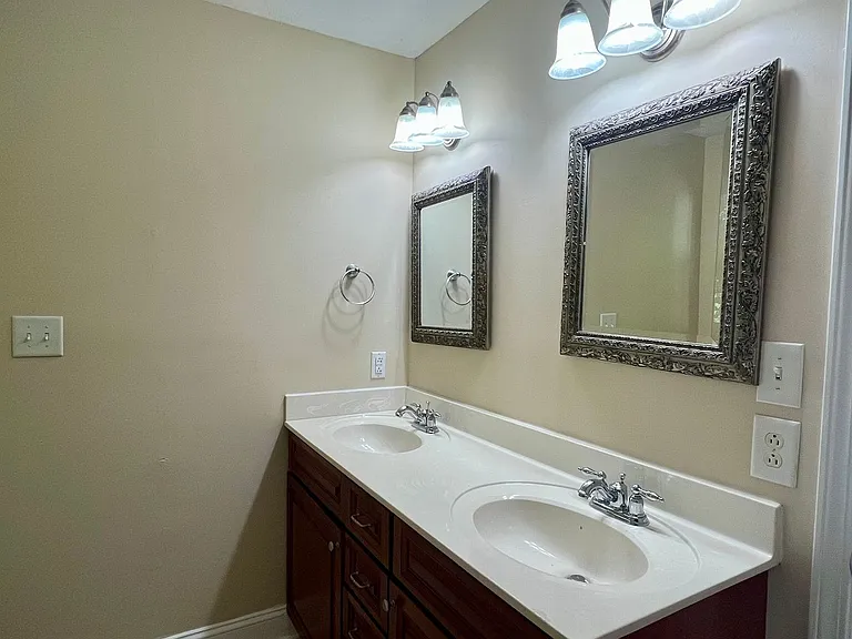 30 Hiddenbrook Ln — Photo 13