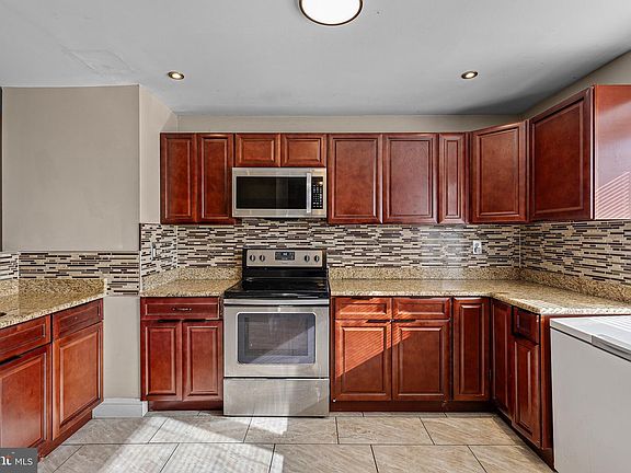 3rd image of 23 Andover Ct