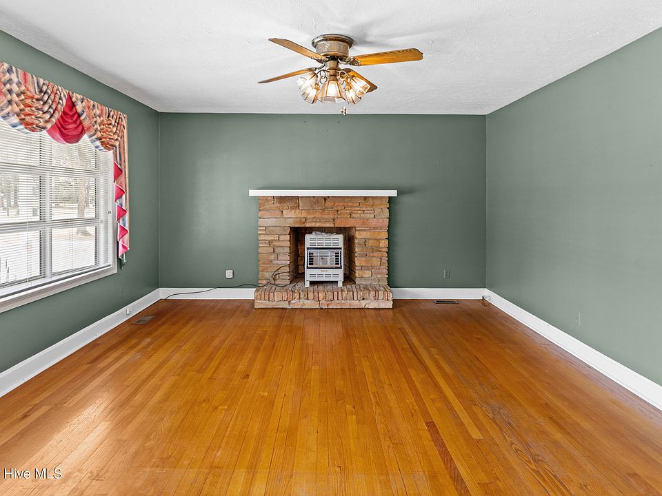 129 Pineland Avenue, Mount Olive, NC 28365 | MLS #100560784 | Zillow
