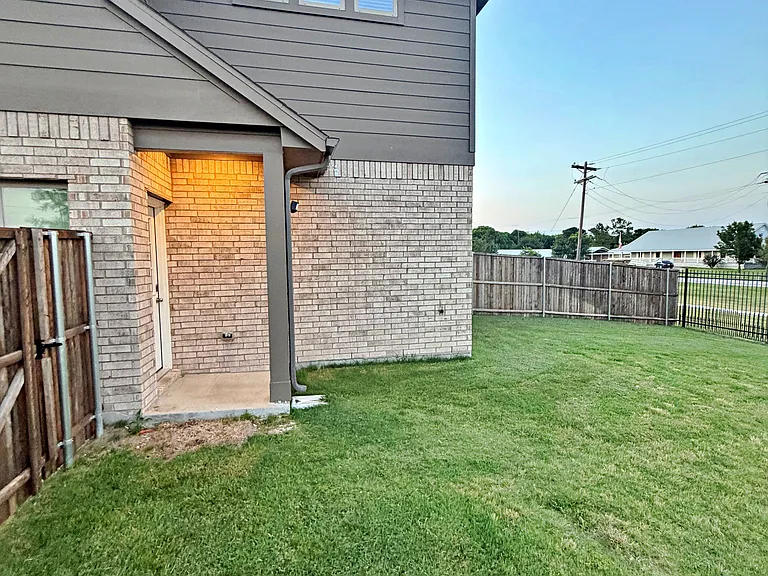 3236 Patrick St — Photo 32