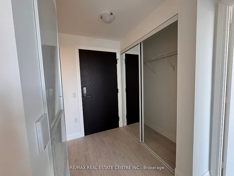 412 Silver Maple Rd #428 — Photo 2