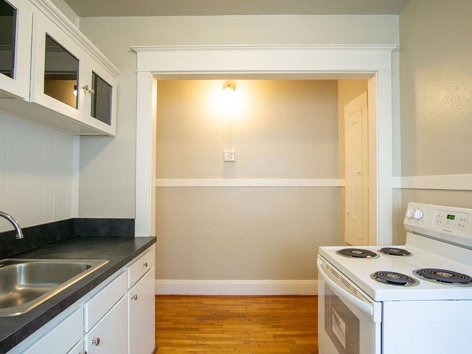 1st image of 2943 SE Alder St #17
