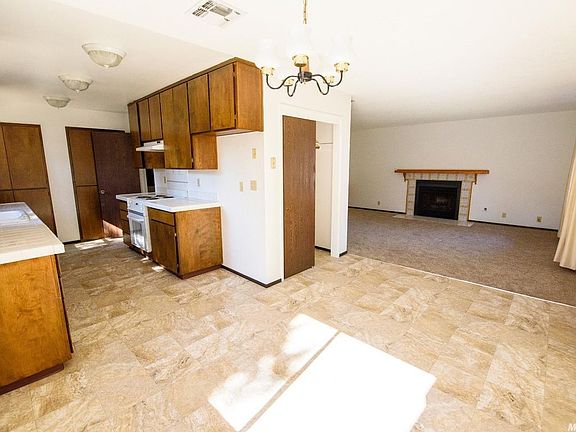 5th image of 761 Paloma Ct