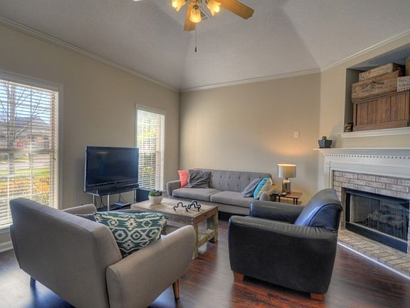 2nd image of 8678 Valmont Cir