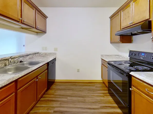 625 Cedar Bluffs Way APT 20, Slinger, WI 53086