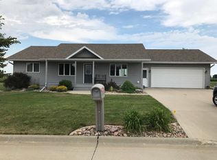 1413 8th St, Hull, IA 51239