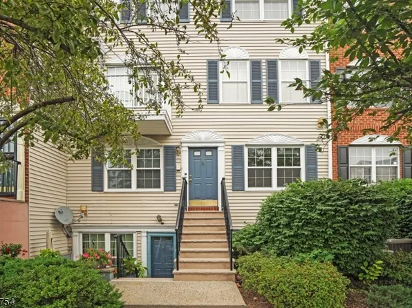 92 Callahan Ct, Newark, NJ 07103
