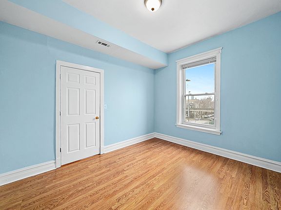 5th image of 3422 N Sheffield Ave #3