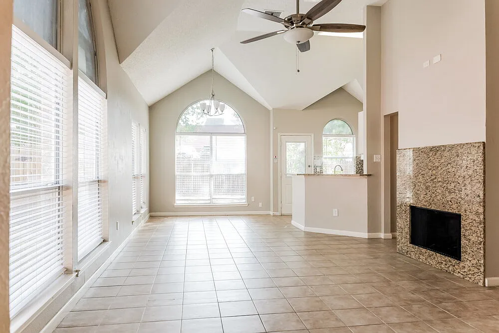 3 bed, 2.0 bath, 1403 sqft, $2,140 — Photo 4
