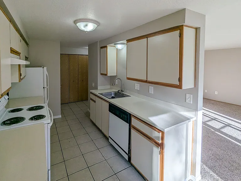Silverwood Apartments — Photo 93