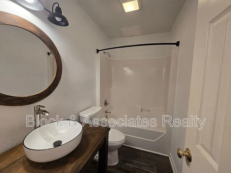 606 English Ct — Photo 10
