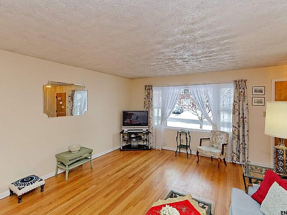 3rd image of 74 Hillcrest Ave