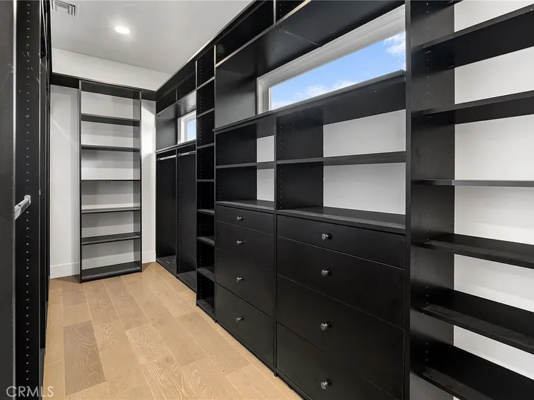 22904 Calvert St — Photo 27