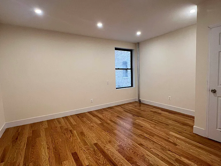 11-24 46th Ave #1B — Photo 2
