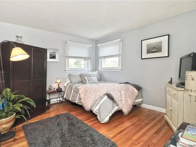 166 Hall St — Photo 11