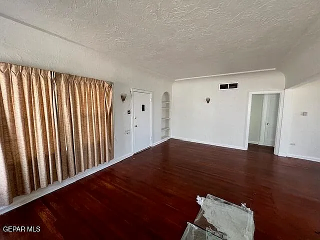2 bed, 1.0 bath, 1020 sqft, $1,300 — Photo 2