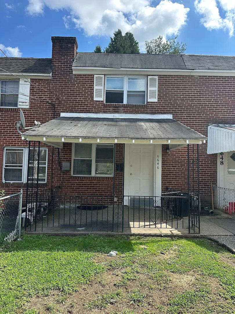 2 Bed/ 1 Bath Row Home with additional room! — Photo 2