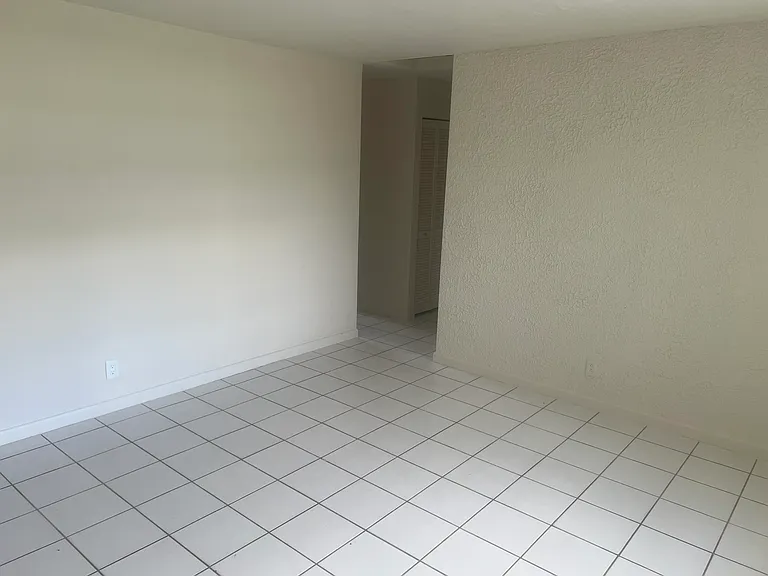2410 SW 44th Ave — Photo 4