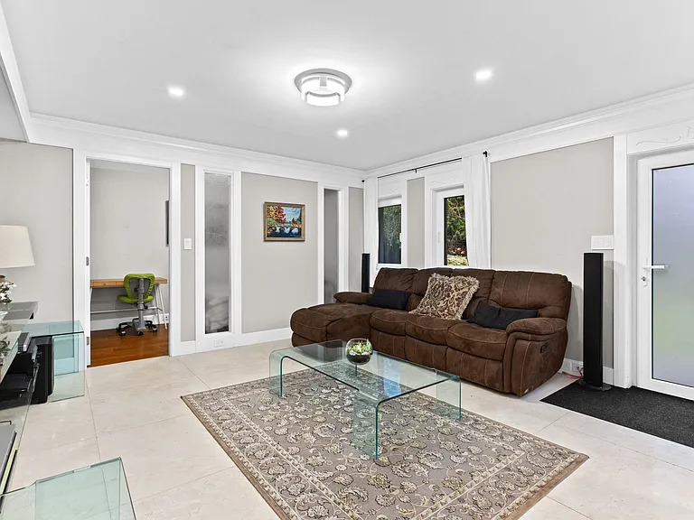 1162 Chartwell Cres — Photo 3