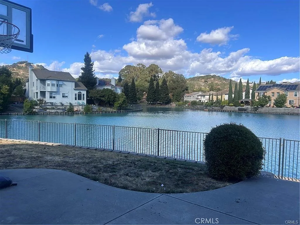 4 bed, 2.5 bath, 2818 sqft, $4,300 — Photo 3