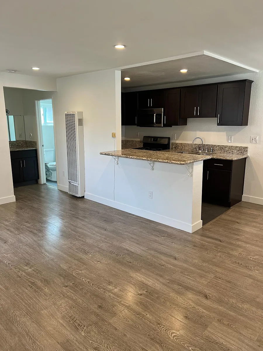 Building Photo - 5912 Willoughby Ave #1
