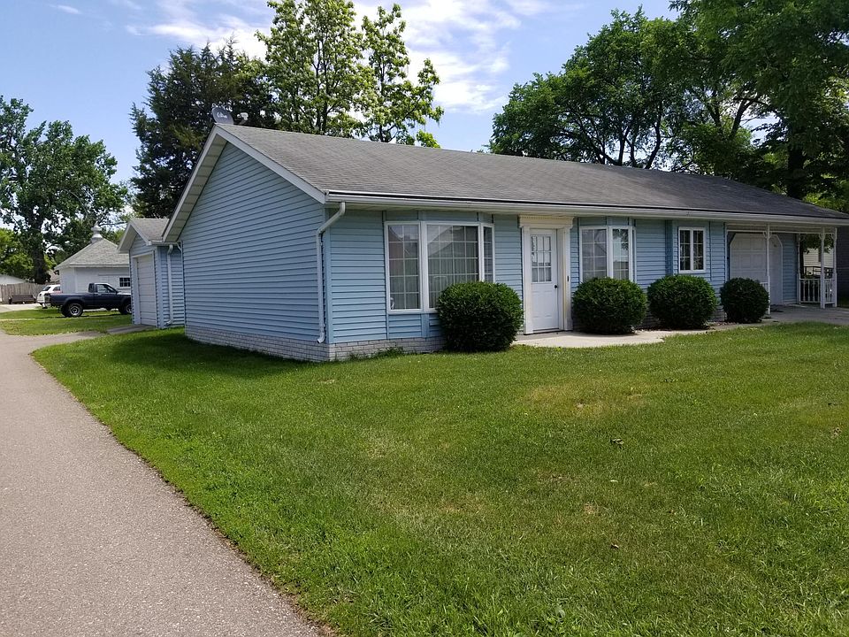 Front of House w/garage