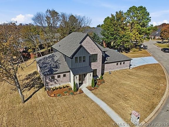 4th image of 1937 S Surrey Ct