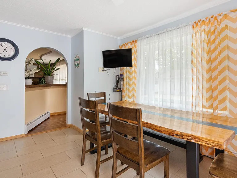 Laurene Dr — Photo 10