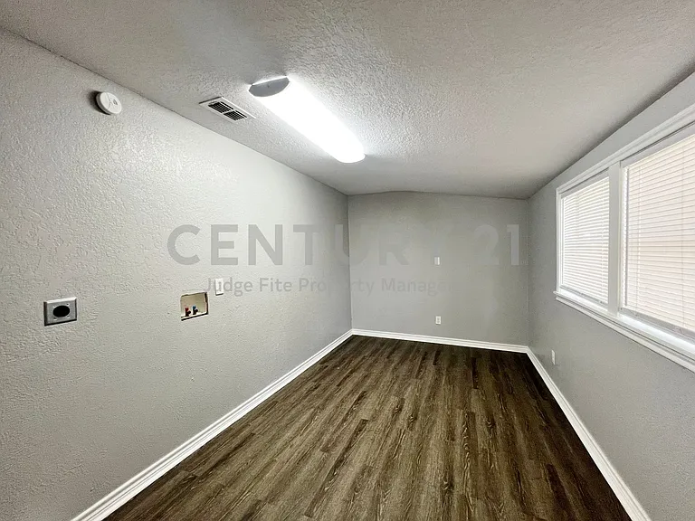 450 Everett St — Photo 18